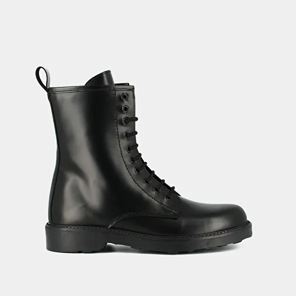 Boots with laces and round toes in black glazed leather