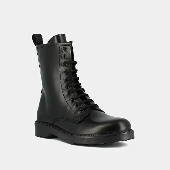 Boots with laces and round toes in black glazed leather