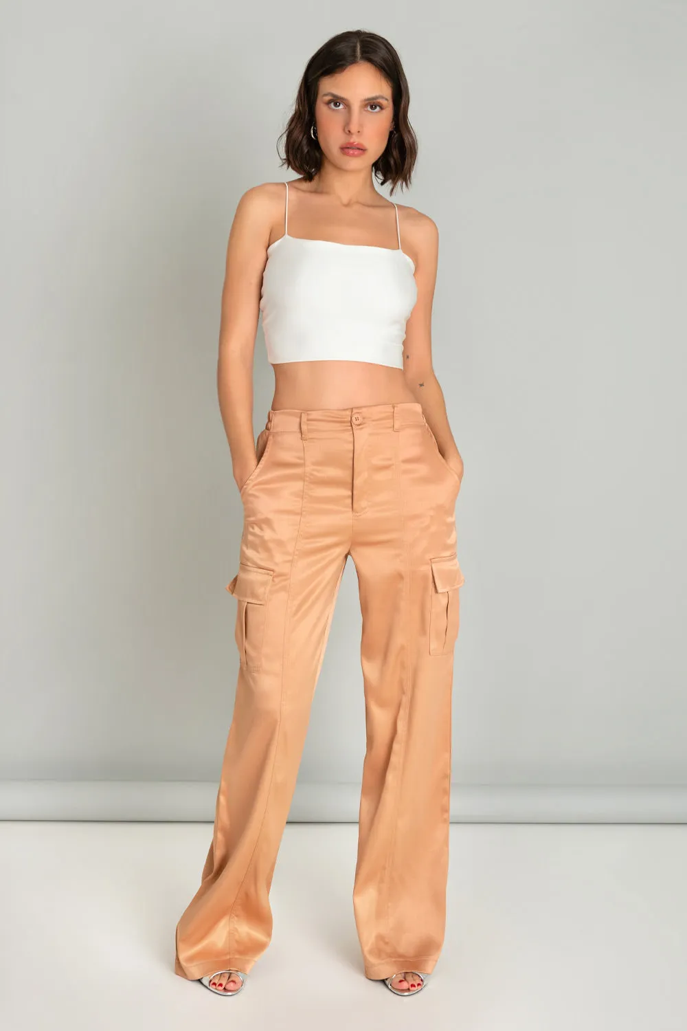 Pantalón satinado cargo wide leg fit