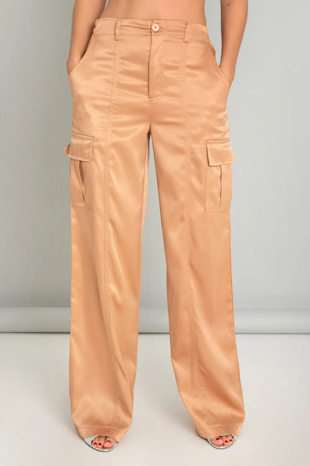 Pantalón satinado cargo wide leg fit