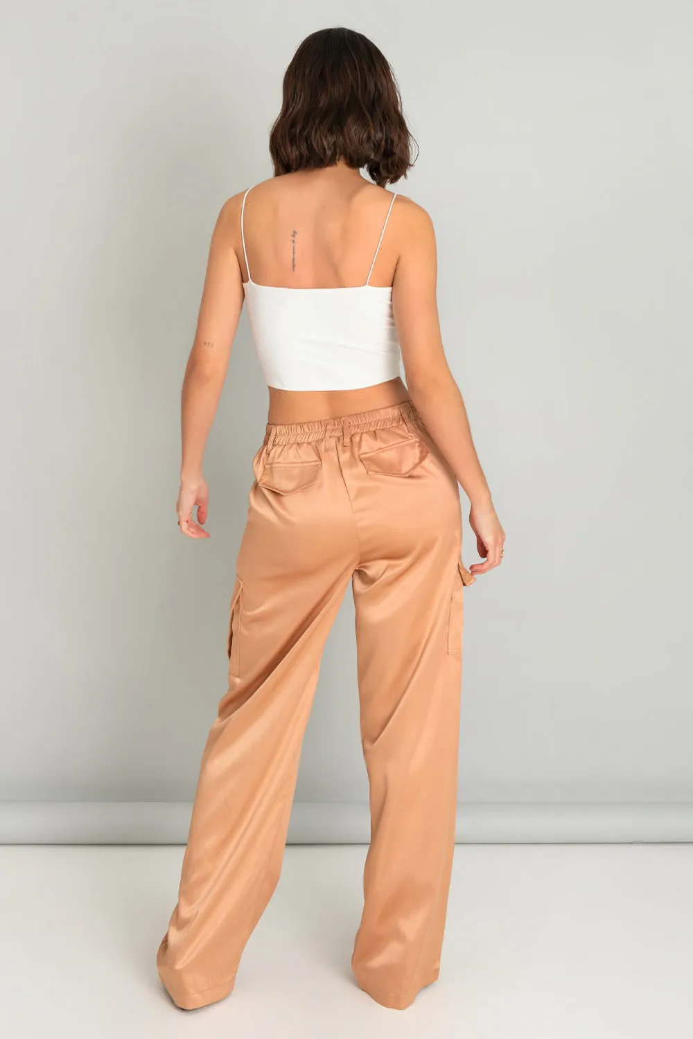 Pantalón satinado cargo wide leg fit