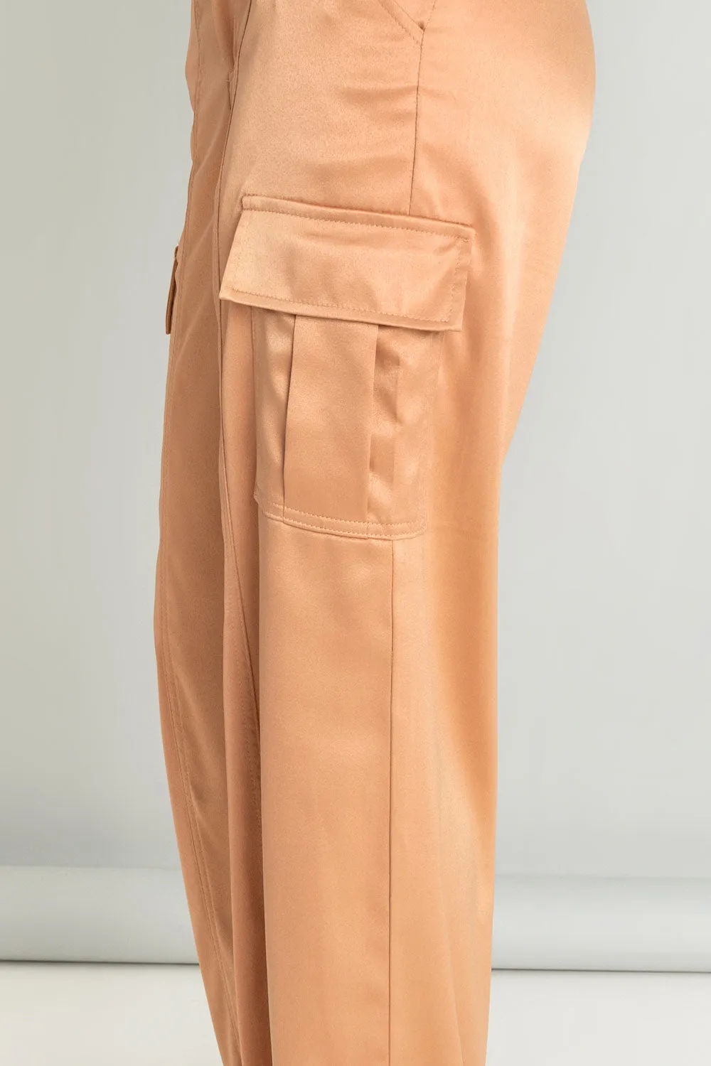 Pantalón satinado cargo wide leg fit