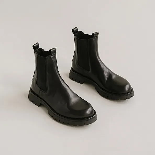 Platform boots in black leather