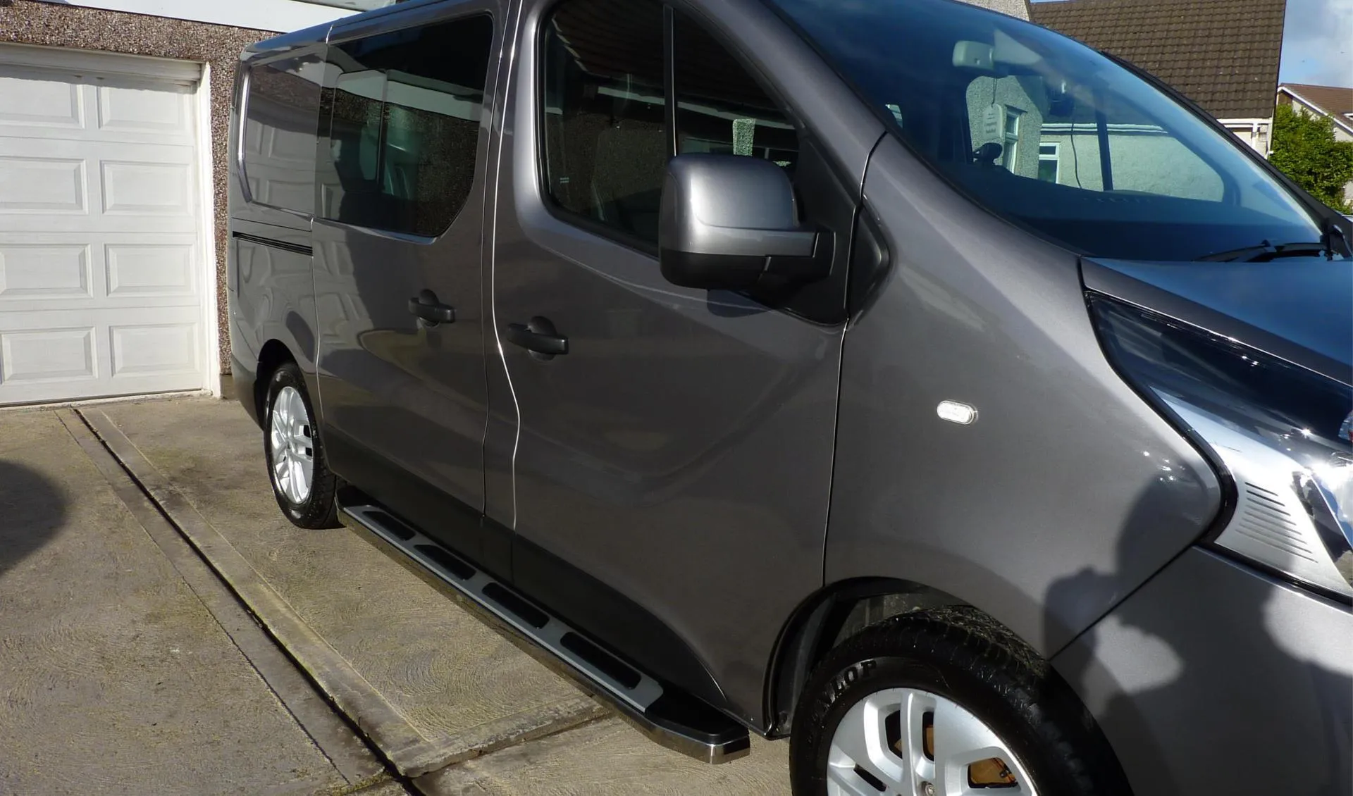 Suburban Side Steps Running Boards for Renault Trafic SWB 2014+